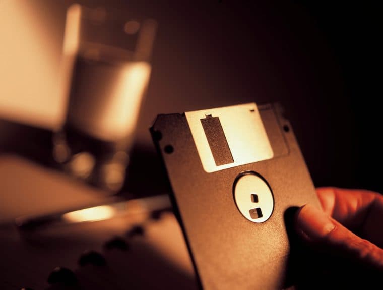 Cum își salvau oamenii fișierele înainte de cloud. Era nevoie de floppy disk-uri, CD-uri și mult optimism