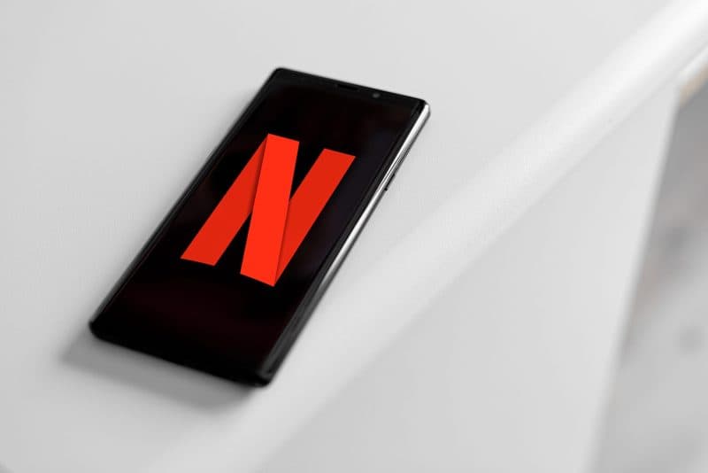 Cum vezi filme Netflix pe telefon sau tabletă: ghid rapid pentru oriunde ai fi