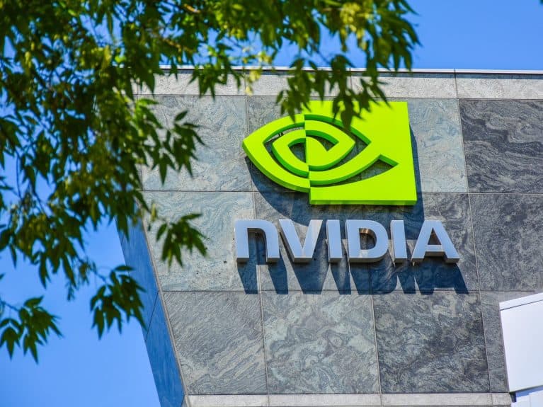 SUA aprobă vânzarea unor cipuri Nvidia către companii chineze, dar livrările sunt blocate. Miza uriașă din spatele vizitei lui Jensen Huang în China
