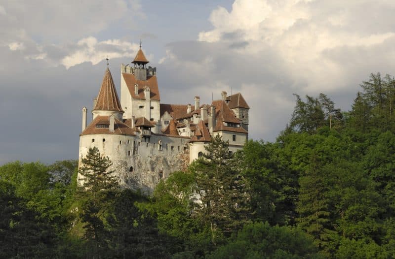 Se fac angajări la Castelul Bran după preluarea de către grupul care gestionează moștenirea lui Elvis Presley. Americanii pregătesc o nouă strategie de dezvoltare