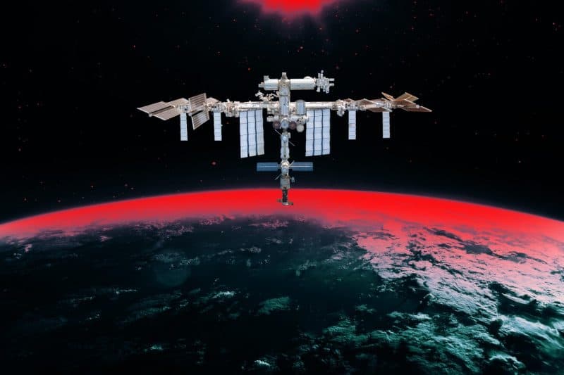 Criză pe Stația Spațială Internațională: astronauții NASA s-au adăpostit în capsula Dragon după un plan riscant al rușilor