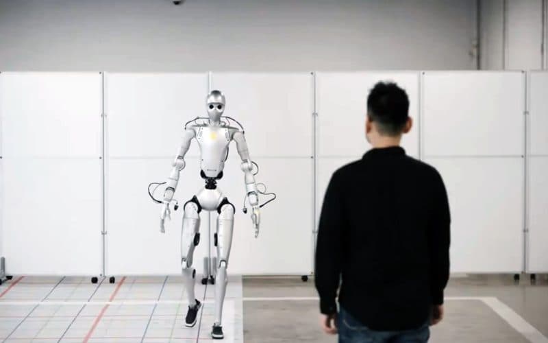 VIDEO | NVIDIA lansează robotul umanoid pentru cercetători. Isaac GR00T are mâini cu cinci degete, „creier” AI și senzori