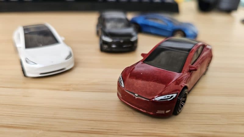 O Tesla a intrat într-o casă și a ucis o femeie de 76 de ani: șoferul spune că avea activată asistența de condus
