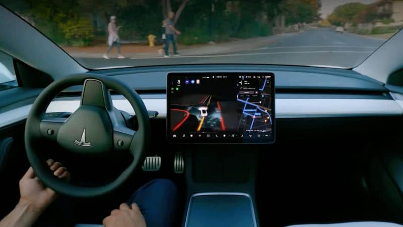Angajații care antrenează AI-ul Tesla nu au încredere în Full Self Driving: investigația Reuters care lovește promisiunile lui Musk