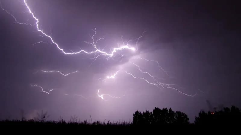 Alertă meteo de furtuni în București și alte 12 județe până la ora 23:00. Sunt așteptate vijelii, grindină și ploi torențiale