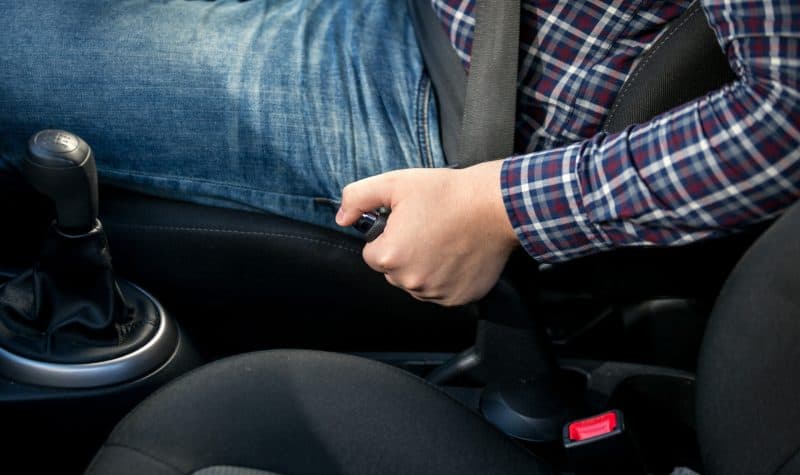 Frână de mână care ține prost doar pe o roată: cablu, etrier sau reglaj, cum identifici vinovatul