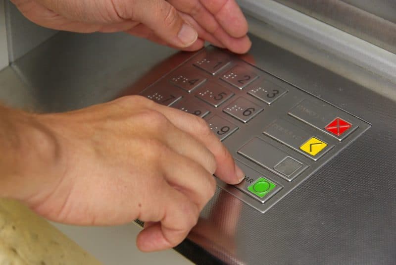 Reguli noi pentru retragerile de numerar. Băncile riscă amenzi de până la 100.000 de lei: vei putea retrage suma dorită, indiferent de bancă
