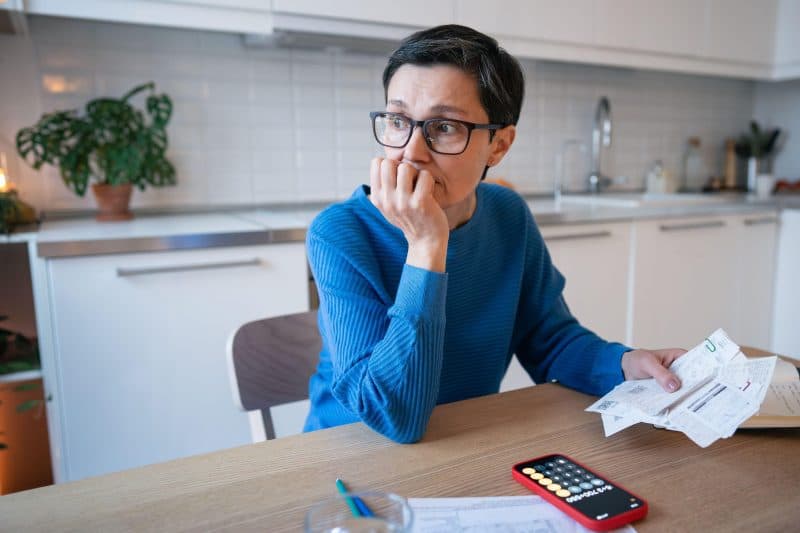 Studiu: peste 80% dintre români consideră că taxele sunt prea mari. Mulți spun că și-au consumat economiile în ultimul an