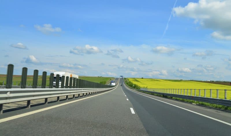 Cu ce viteză să mergi pe autostradă pentru a economisi carburant. Consumul poate scădea chiar și cu 30%