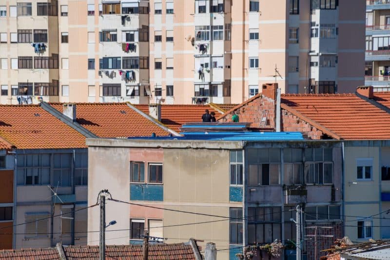 Cine plătește reparația acoperișului într-un bloc? Situația care a stârnit controverse printre români