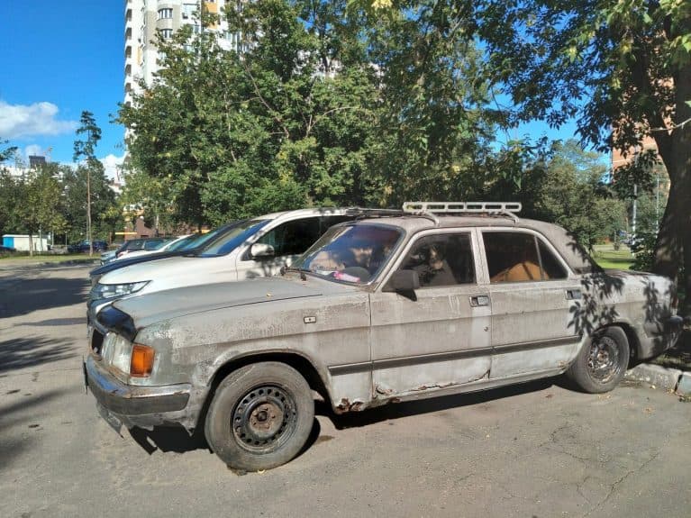 Când poate fi ridicată legal mașina abandonată de lângă bloc. Procedura pe care puțini o cunosc
