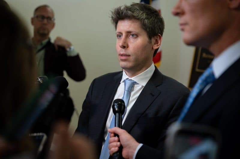 Sam Altman vrea să schimbe regulile jocului pentru inteligența artificială. Ce solicită șeful OpenAI autorităților