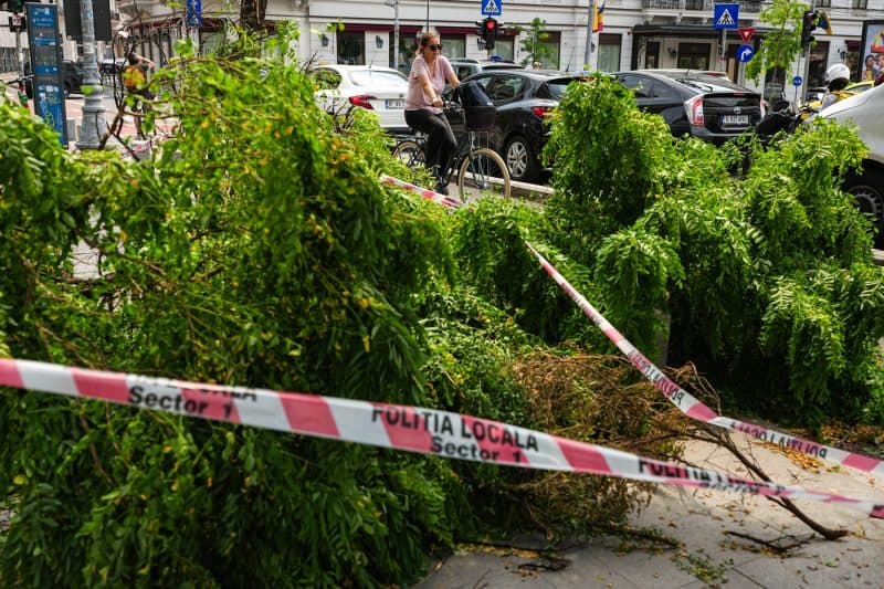Capitala caută soluții după inundațiile care au paralizat Bucureştiul. Primarul: „Canalizarea nu mai face față”. ANM a emis noi avertizări de furtuni