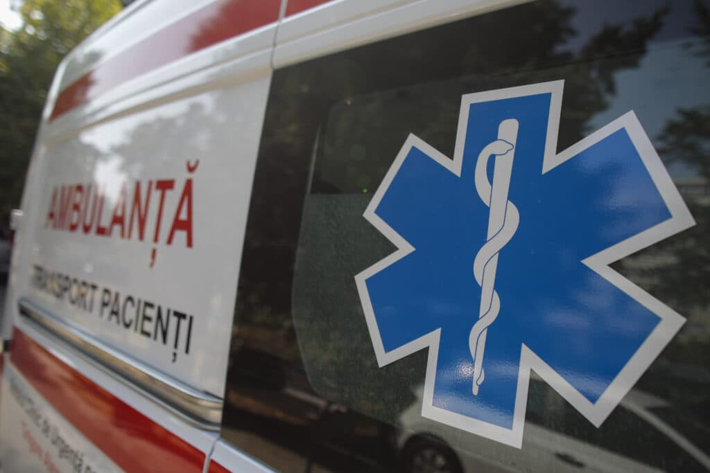 Anchetă după ce un elev a murit la școală. Ambulanța cu medic a ajuns după 2 ore, deși era disponibilă