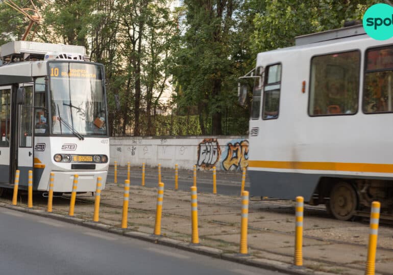 Un tramvai a deraiat în București. O porțiune a garniturii a lovit un stâlp, patru persoane au ajuns la spital