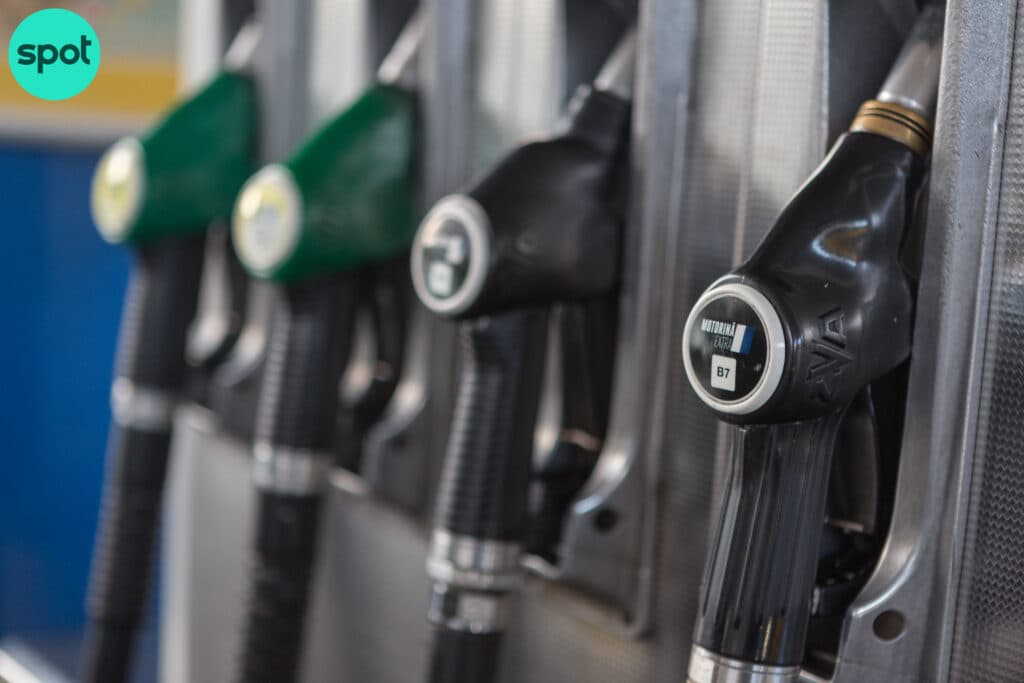 Cu cât se vând benzina și motorina azi. Unde pot găsi șoferii din Capitală și din marile orașe cei mai ieftini combustibili