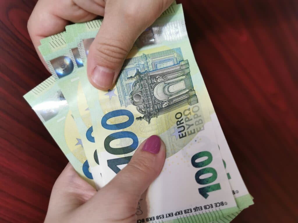 Comisar-șef de poliție, arestat după ce a fost prins în flagrant. Pentru ce a cerut mită de 15.000 de euro