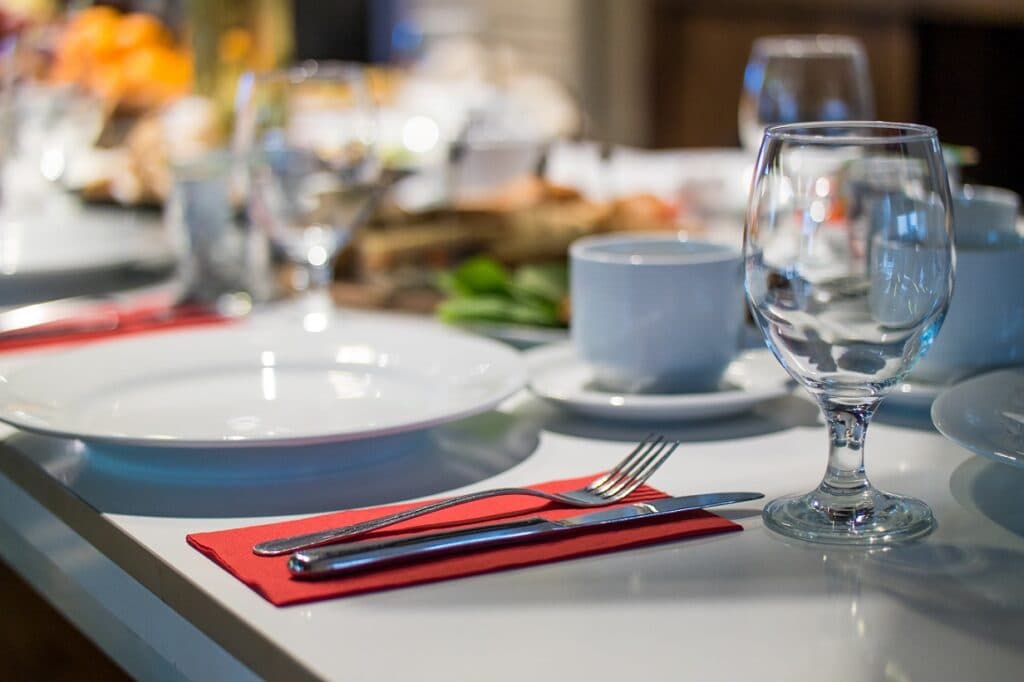 Scăderi de 2 cifre la serviciile prestate populației – Românii taie de la coafură și restaurante, dar pun la oferte turistice. Externe