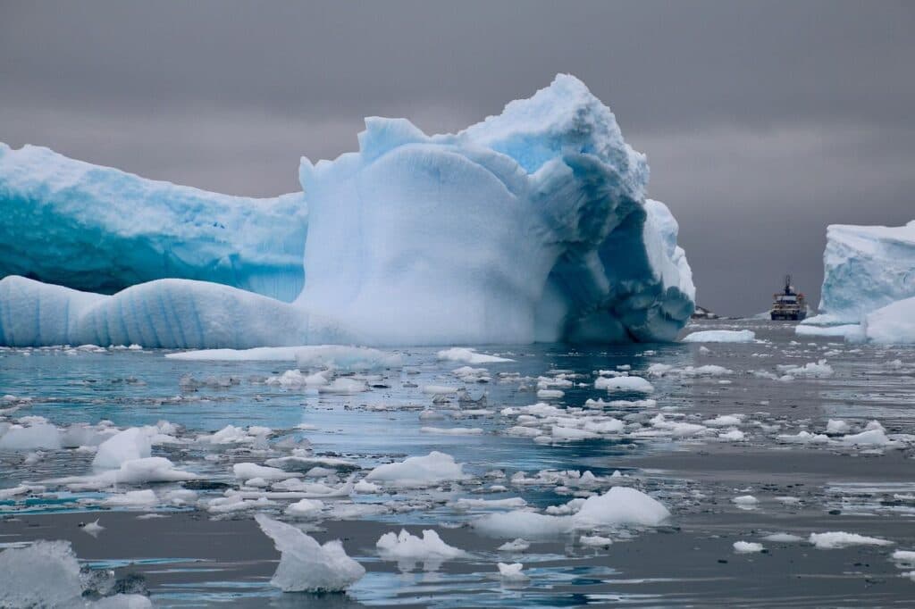 O serie de fenomene climatice bruște a determinat topirea record a ghețarilor din Antarctica (studiu)