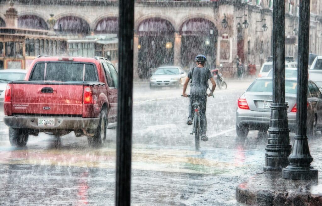 După caniculă, vin furtunile. 12 avertizări de la ANM. Bucureștiul, sub cod portocaliu de vijelii, ploi torențiale și grindină