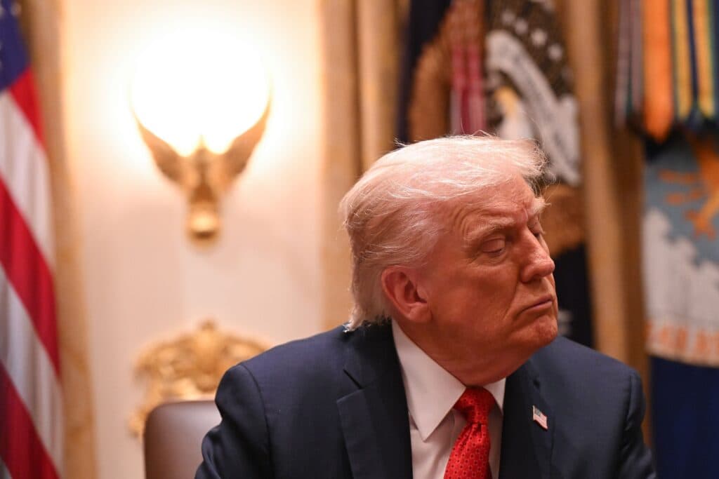 Trump susține că oscilează între un acord cu Iranul şi reluarea războiului: „Fie ajungem la un acord bun, fie îi arunc în aer”