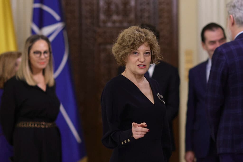 Oana Gheorghiu arată cine vrea să salveze România de Guvernul cel rău: Petrișor Peiu, care deține acțiuni la companii de stat