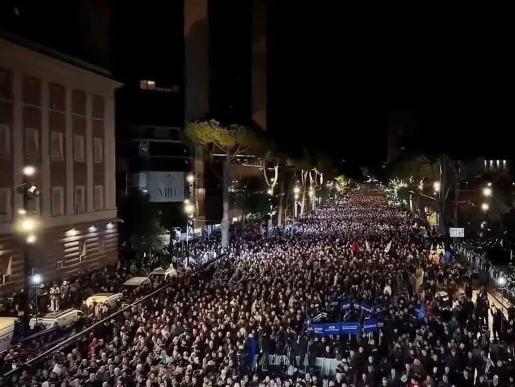 ”Albania nu e de vânzare”. Mobilizare masivă la Tirana împotriva proiectului imobiliar în care este implicată familia Trump (Foto & Video)