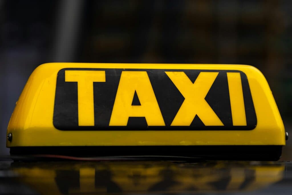 18 companii de taxi și două organizații ale transportatorilor au fost amendate de Consiliul Concurenței cu aproape 800.000 de euro