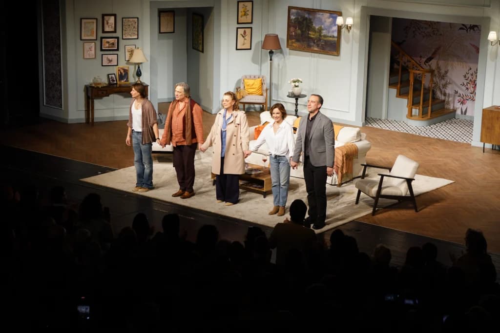 „Dragi părinți”, o radiografie a familiei moderne, spectacol găzduit pe scena TNB