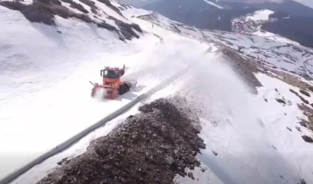 Locul din România unde zăpada ține drumurile închise în aprilie (Video)