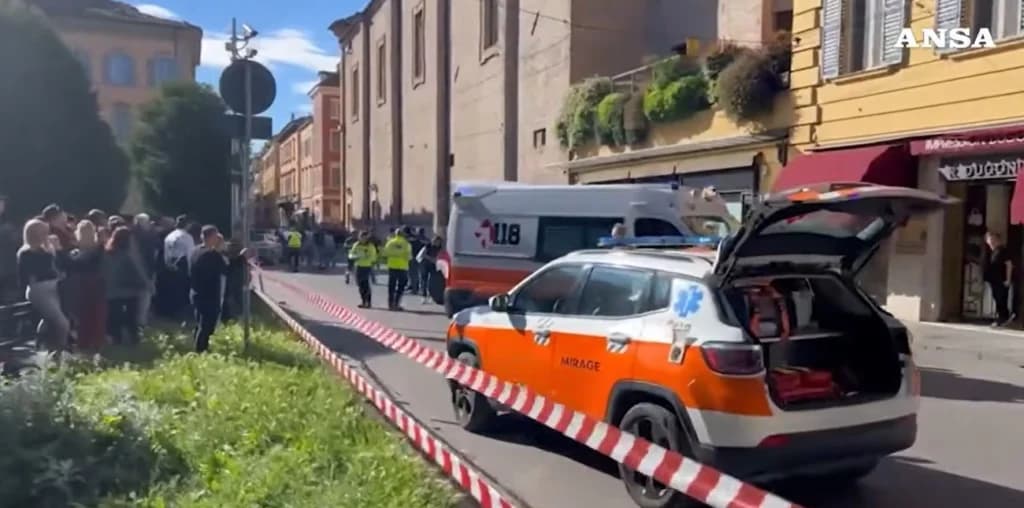 O mașină a intrat cu viteză în mulțime, în centrul orașului Modena: cel puțin 7 răniți, doi în stare gravă