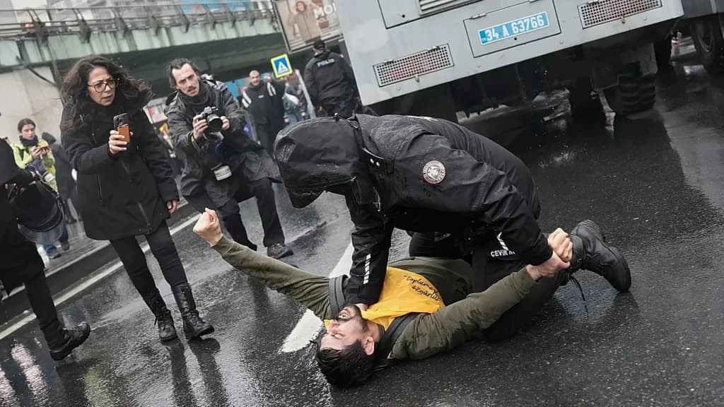 Proteste violente de 1 Mai: Gaze lacrimogene și aproape 400 de arestări în Turcia. Atacuri cu artificii și lovituri de bastoane în Franța (Foto & Video)