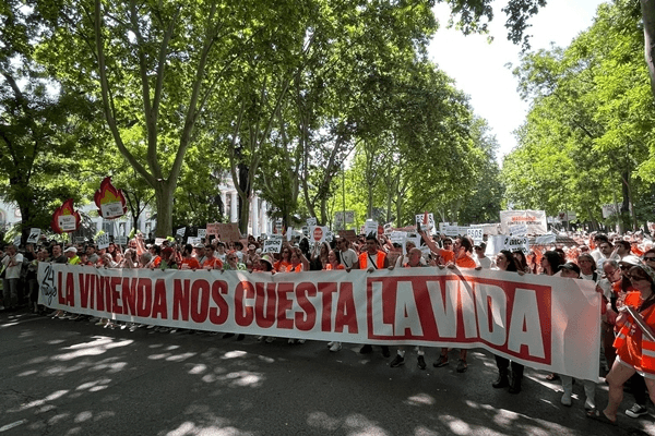 Mii de oameni au ieșit în stradă la Madrid: Locuințele ne costă viața. Reduceți chiriile (Video)