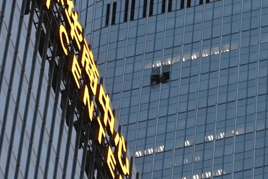 O aeronavă de mici dimensiuni a lovit cea mai înaltă clădire din Beijing, într-o zonă puternic securizată (Video)