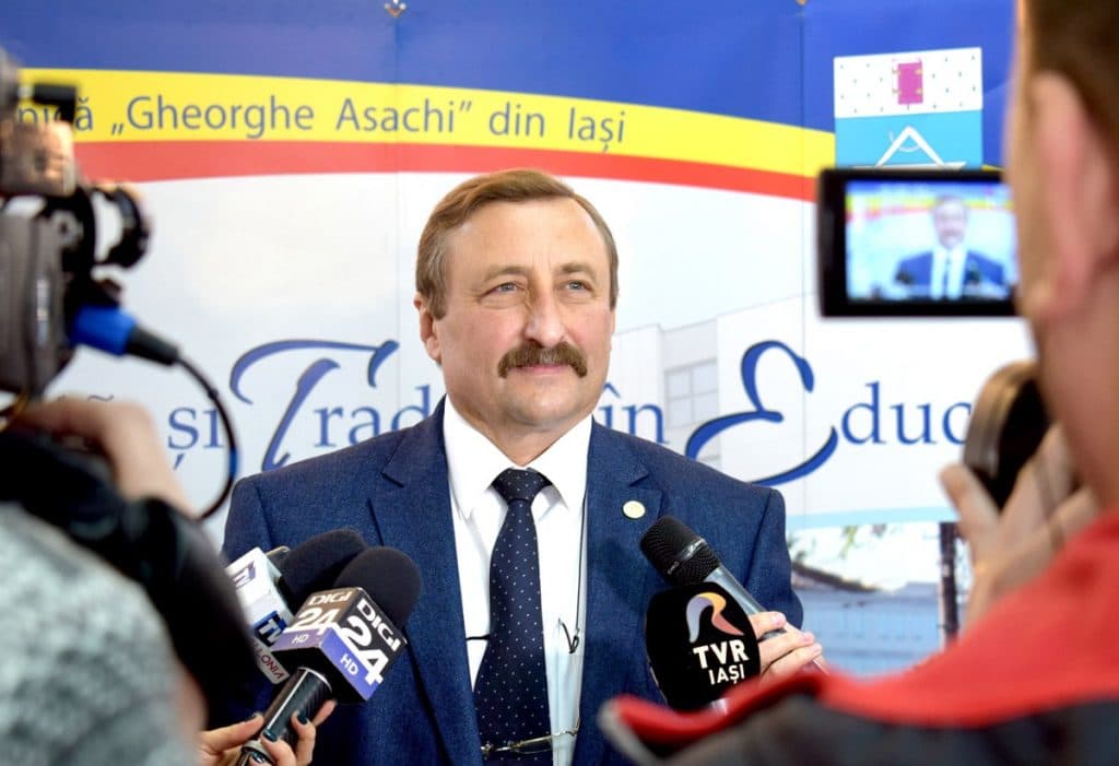 Rectorul Dan Cașcaval se laudă cu 220 de studenți aduși în PSD. ANOSR cere depolitizarea universităților