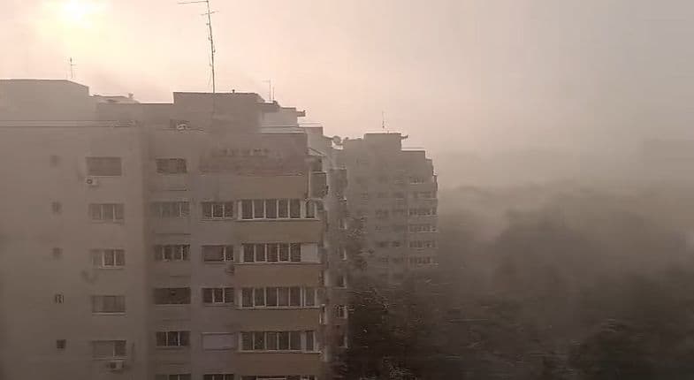 După caniculă, furtunile fac ravagii. Un om a murit în Ilfov, după ce un copac a căzut peste o mașină aflată în mers (Foto&Video)