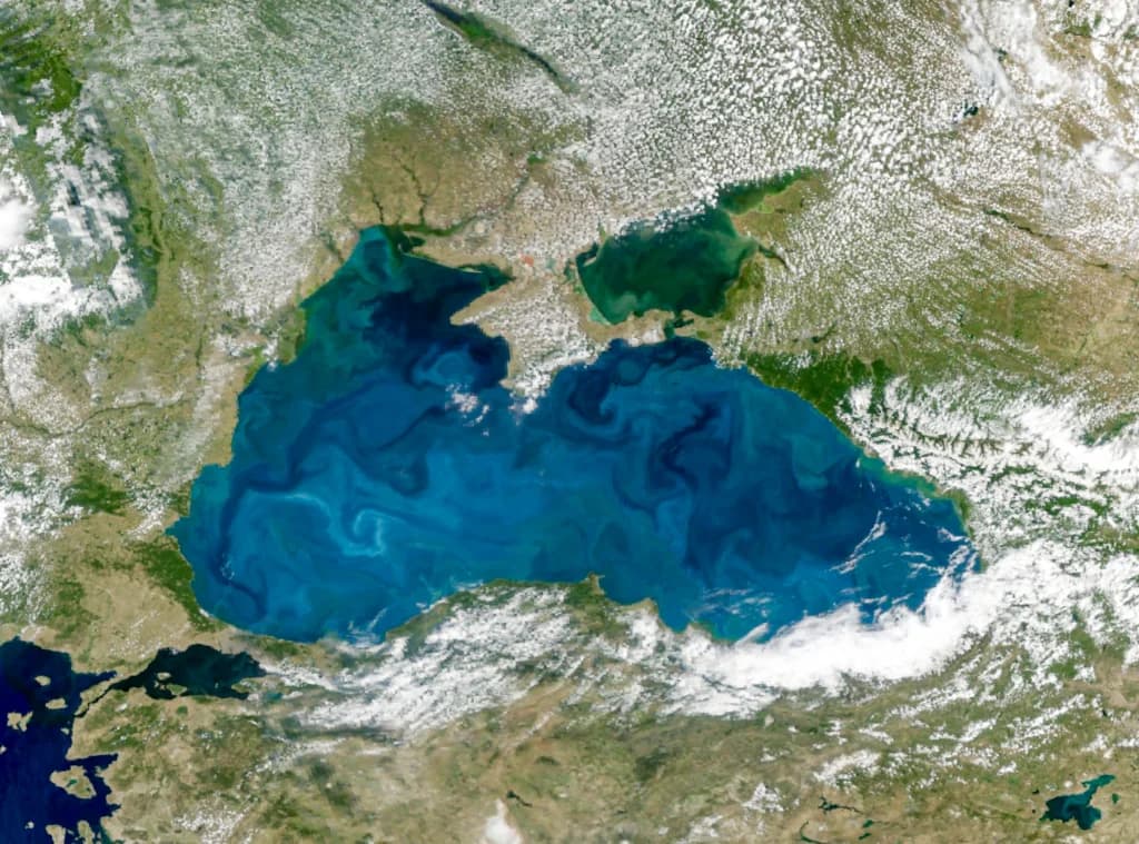 De ce Marea Neagră s-a colorat în turcoaz. Imaginile spectaculoase surprinse de satelitul NASA
