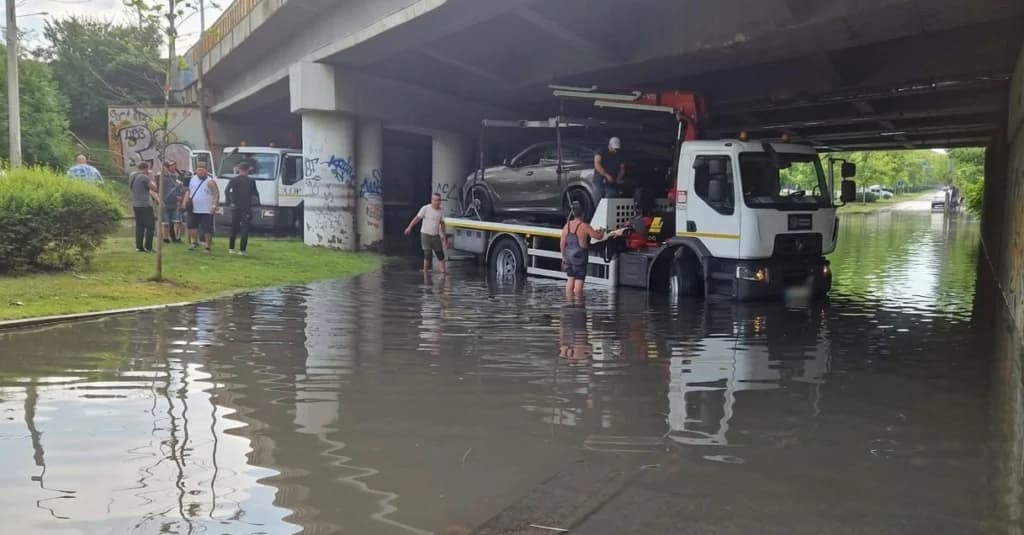 De ce s-a inundat Bucureștiul. Explicațiile Apa Nova: Ploaia care vine o dată la 40 de ani și canalizarea sub presiune, într-un oraș tot mai betonat