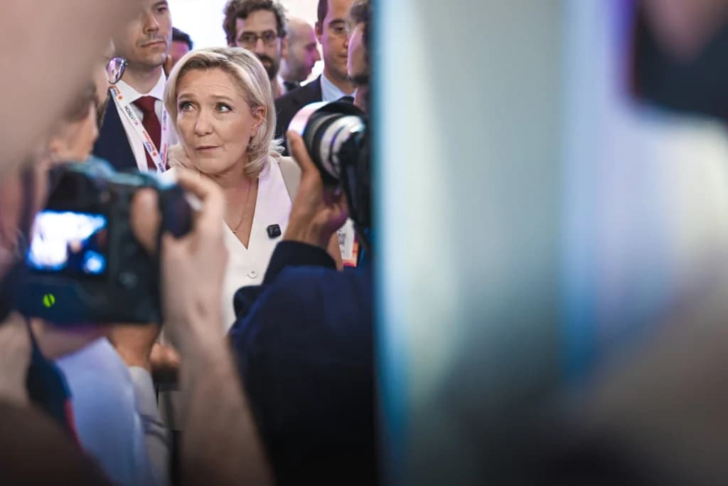 Marine Le Pen, condamnată la un an de arest la domiciliu: Va trebui să poarte brățară electronică, dar va candida la alegerile prezidențiale din 2027