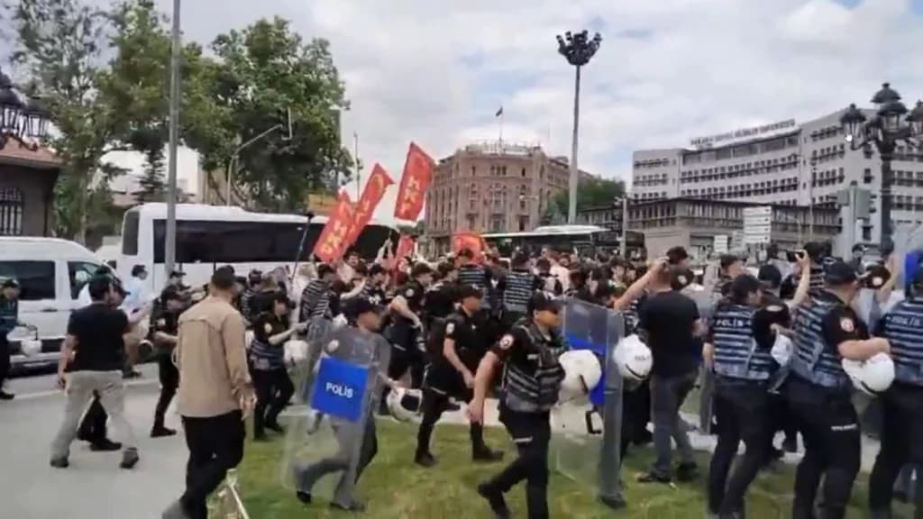 Zeci de activiști anti-NATO, arestați în Turcia înaintea summitului Alianței. Opoziția vorbește despre un proces politic