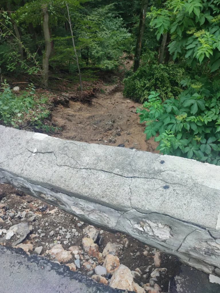O porțiune de 30 metri din zidul de sprijin al drumului spre Poiana Brașov s-a surpat. Circulația se desfășoară alternativ