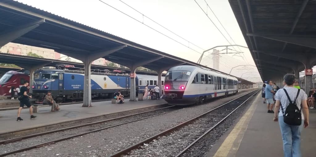O șină ruptă a blocat traficul feroviar pe litoral. Trenul de Mangalia are peste două ore întârziere