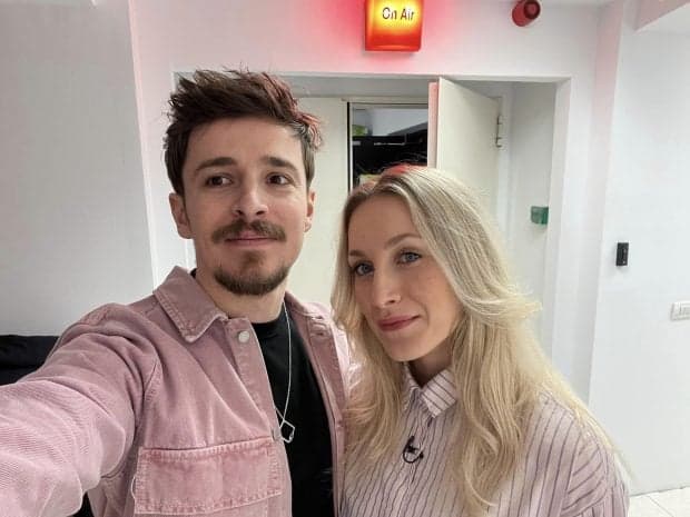Cum arată invitațiile pentru nunta lui Andrei Leonte cu Laura. Cei doi au ales un model atipic. „Nu râdeți, ok?”