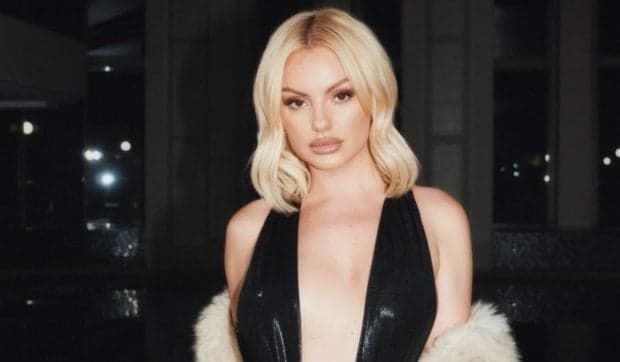 Imagini cu Alexandra Stan în costum de baie la plajă, în ultimul trimestru de sarcină. Artista va aduce pe lume o fetiță