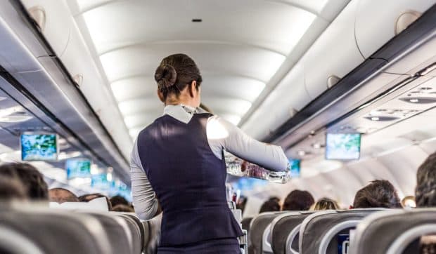 O stewardesă cu peste 50 de ani experiență dezvăluie secretele unui zbor confortabil: „Apă, gustări și o carte plictisitoare”