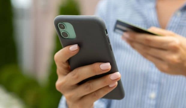 „Amenda prin SMS”: Noua tentativă de înșelătorie care îți poate lăsa conturile goale în doar câteva secunde