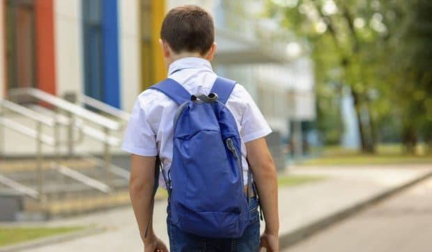 Un băiat de 7 ani a venit la școală cu 5.000 de euro în ghiozdan, iar colegii au început să miroasă bancnotele