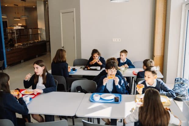O elevă de 9 ani a fost dată afară de la masa de prânz dintr-o școală religioasă din Spania, din cauza datoriilor familiei