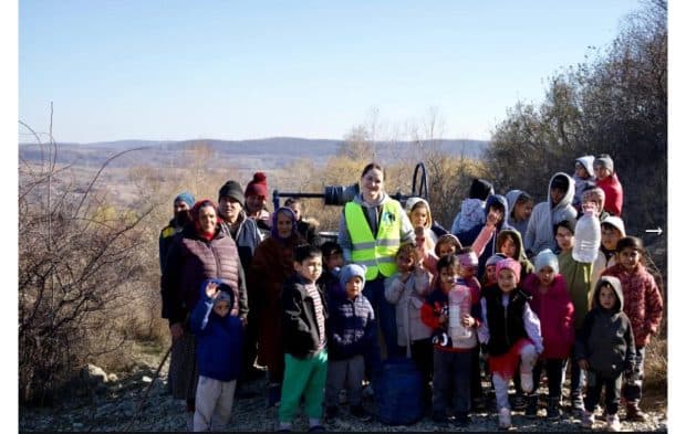 Selly a contribuit la construirea unei fântâni într-o comunitate din județul Bacău