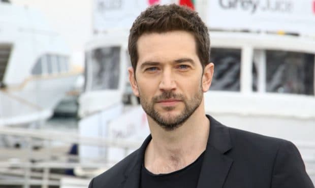 Ce știa actorul britanic Luke Roberts despre România înainte să ajungă în țara noastră: „Am avut escortă de poliție”